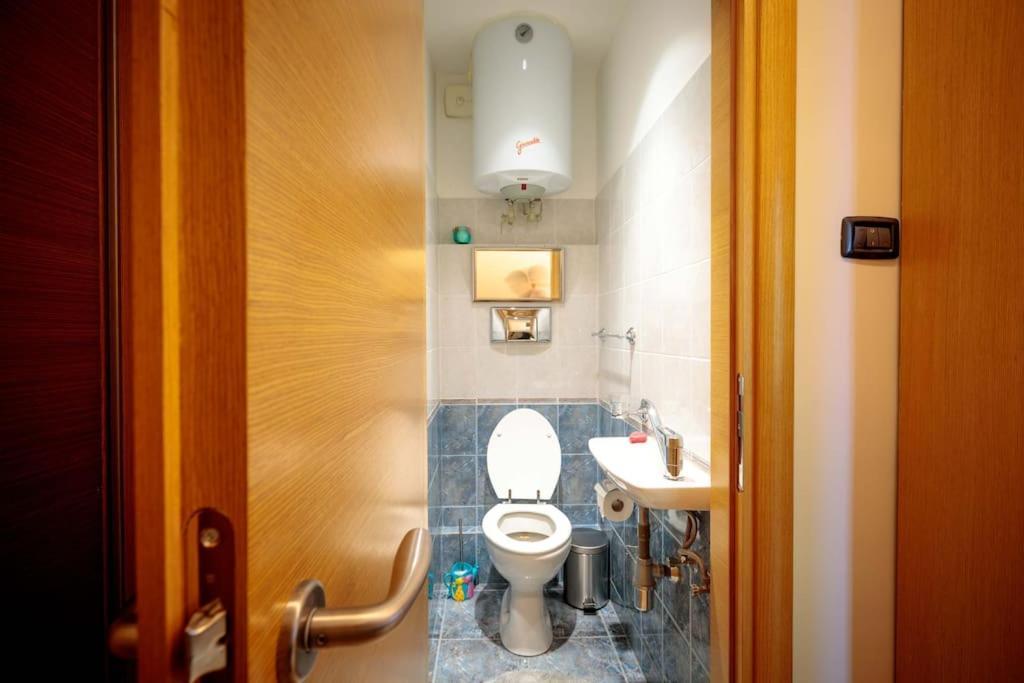 - Location, Near Center! Apartment