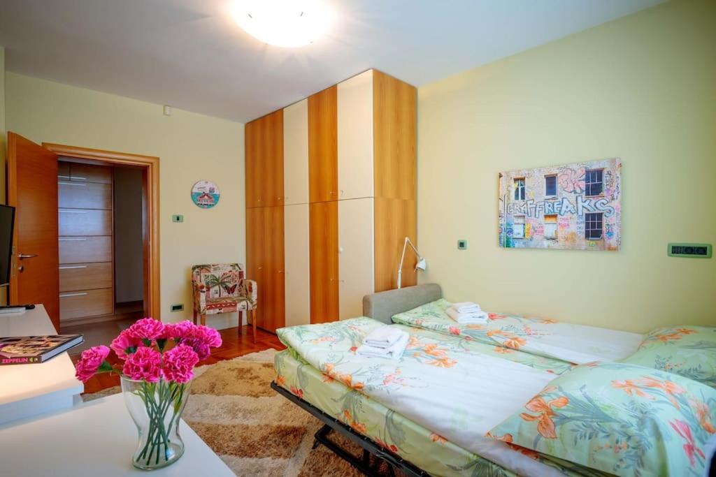 - Location, Near Center! Apartment *