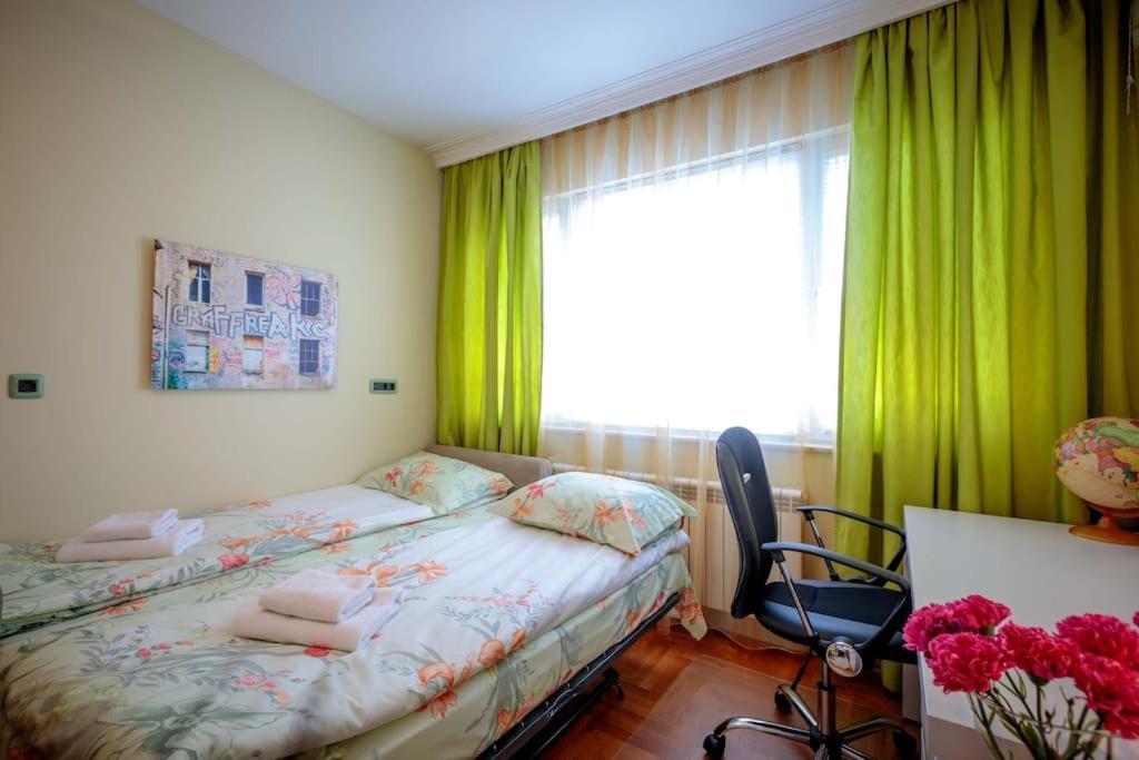- Location, Near Center! *